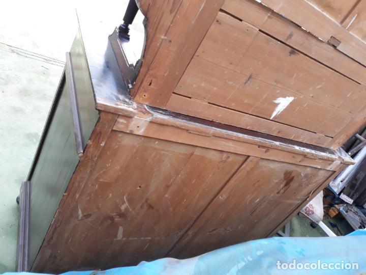 Antig&uuml;edades: mueble vitrina de madera - Foto 11