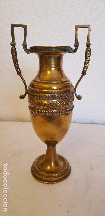 Antig&uuml;edades: JARRON DE LATON 26 CM - Foto 2