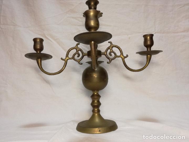 Antig&uuml;edades: ANTIGUO CANDELABRO PORTAVELAS DE BRONCE - Foto 3