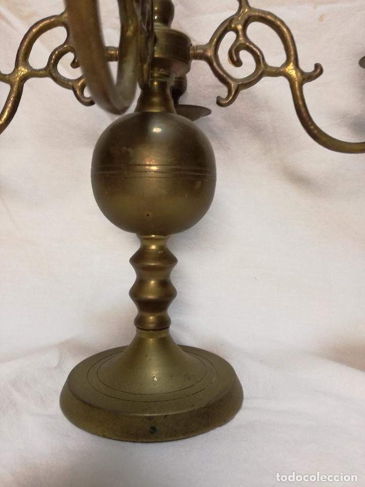 Antig&uuml;edades: ANTIGUO CANDELABRO PORTAVELAS DE BRONCE - Foto 4