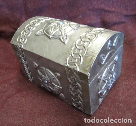 Antig&uuml;edades: Caja joyero esta&ntilde;o repujado con turquesa - Foto 2