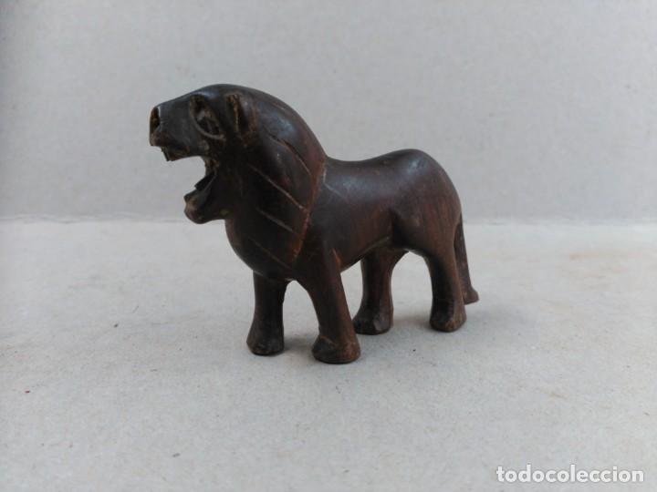 Antig&uuml;edades: FIGURA DE LEON TALLADA EN MADERA NOBLE - Foto 1