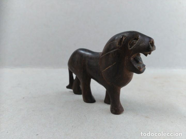 Antig&uuml;edades: FIGURA DE LEON TALLADA EN MADERA NOBLE - Foto 2