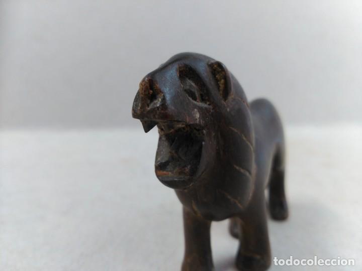 Antig&uuml;edades: FIGURA DE LEON TALLADA EN MADERA NOBLE - Foto 8