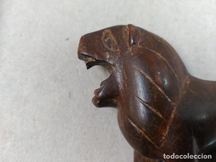 Antig&uuml;edades: FIGURA DE LEON TALLADA EN MADERA NOBLE - Foto 10