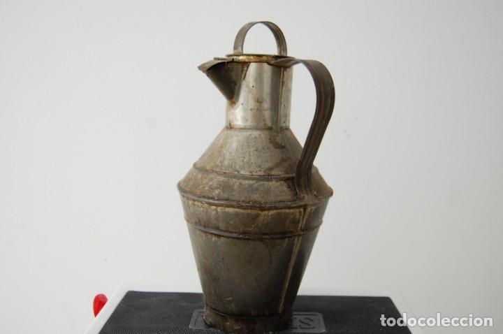 Antig&uuml;edades: Aceitera de chapa o lat&oacute;n - Foto 2