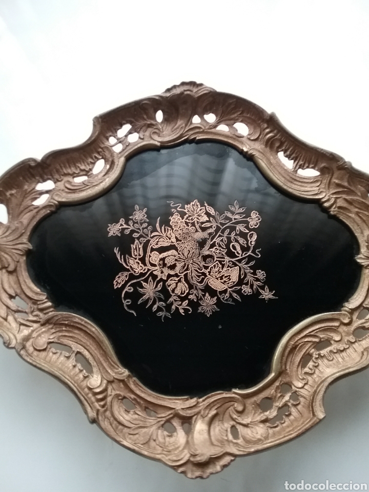 Antig&uuml;edades: Centro de mesa en bronce con cristal en relieve. - Foto 2