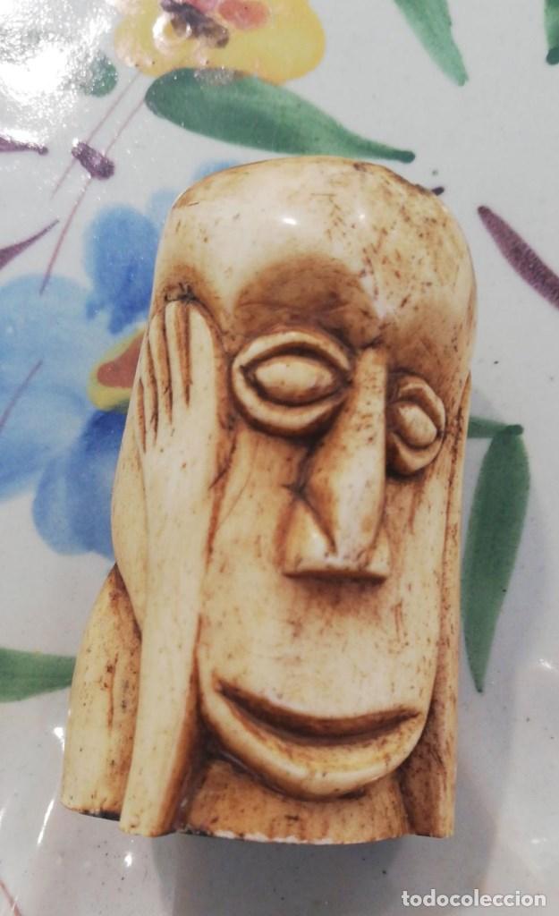 Antiquit&eacute;s: ESCULTURA ANTIGUA EN HUESO DE 7 CMS. DE ALTO Y 5 CMS. DE DIAMETRO REPRESENTA CARA MEDITANDO