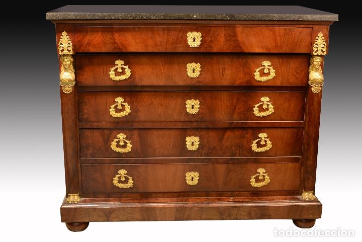 Antig&uuml;edades: COMODA EN CAOBA Y BRONCE DORADO ESTILO IMPERIO - Foto 1