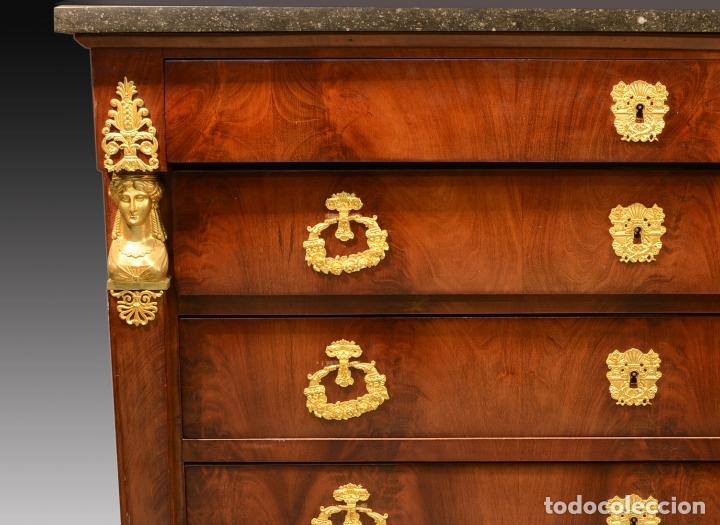 Antig&uuml;edades: COMODA EN CAOBA Y BRONCE DORADO ESTILO IMPERIO - Foto 3