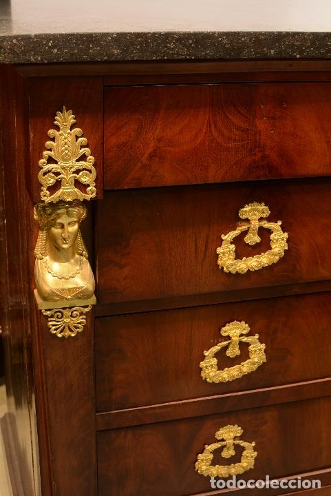 Antig&uuml;edades: COMODA EN CAOBA Y BRONCE DORADO ESTILO IMPERIO - Foto 4