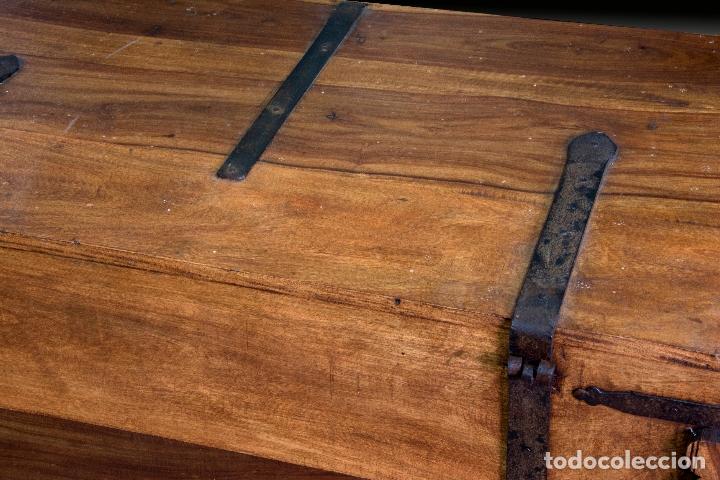 Antig&uuml;edades: ARCA RUSTICA EN MADERA MACIZA Y HIERRO FORJADO - Foto 2