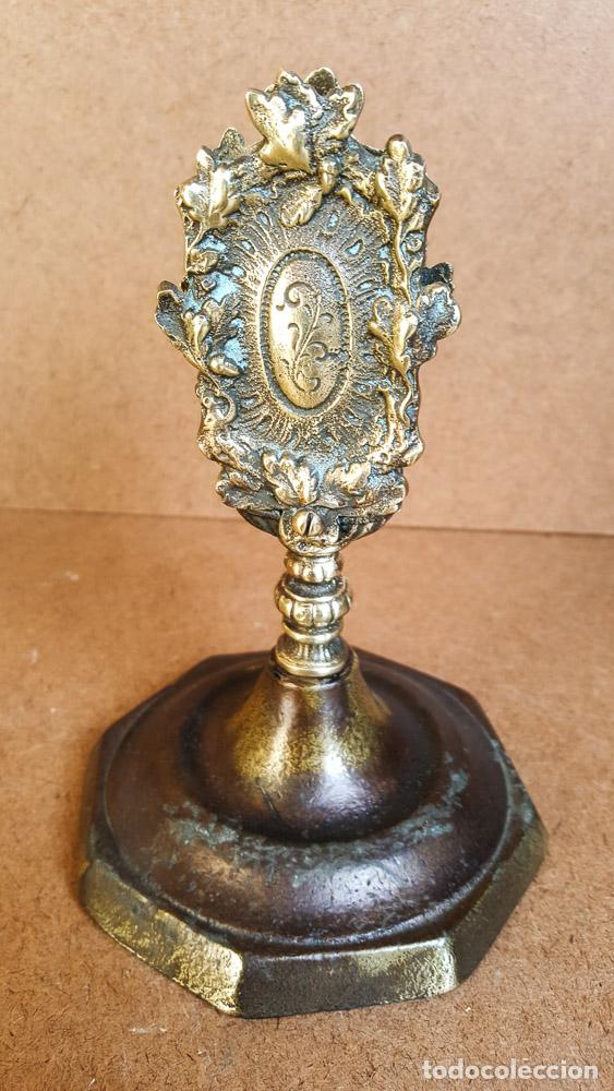 Antig&uuml;edades: SOPORTE DE BRONCE - Foto 1