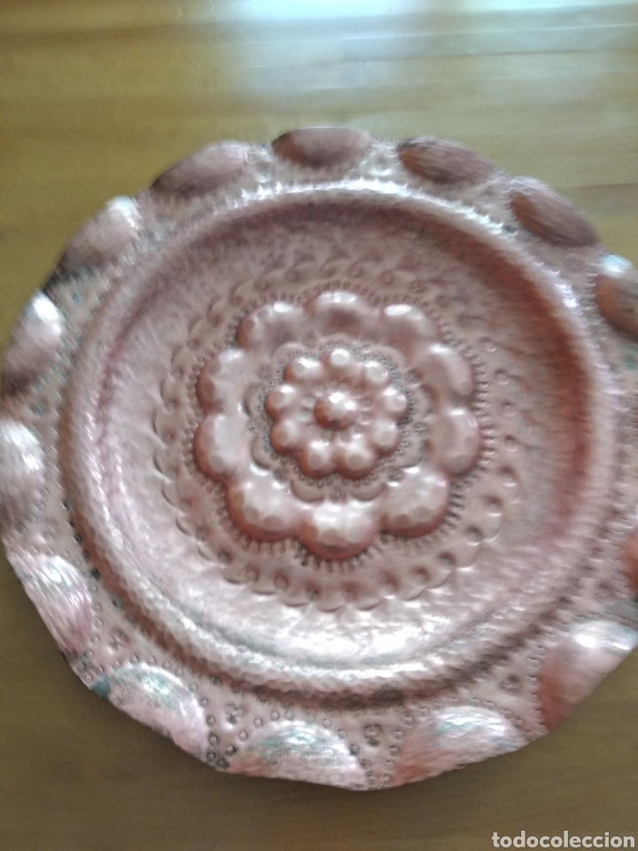 Antig&uuml;edades: Plato de decoraci&oacute;n de bronce - Foto 2