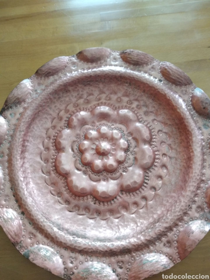 Antig&uuml;edades: Plato de decoraci&oacute;n de bronce - Foto 3