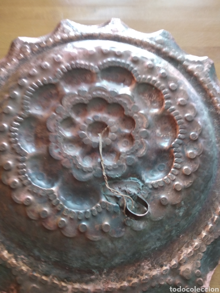 Antig&uuml;edades: Plato de decoraci&oacute;n de bronce - Foto 5