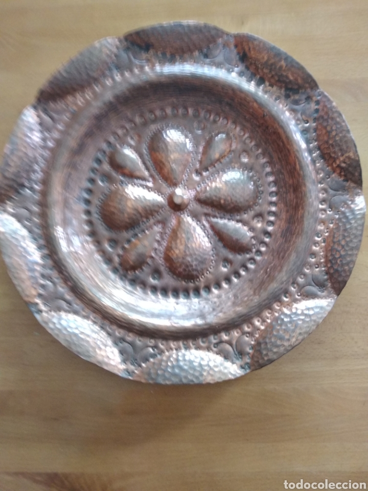 Antig&uuml;edades: Plato de bronce, se puede colgar - Foto 2