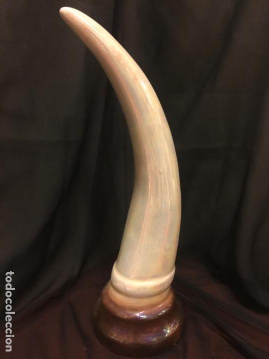 Antiguidades: ANTIGUO CUERNO DE LA ABUNDANCIA EN PORCELANA EFECTO NACARADO. Mide 31,5cms de altura