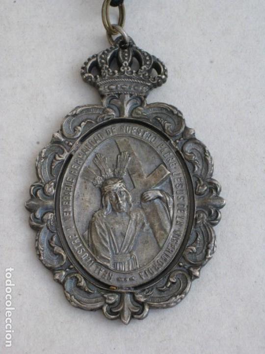 Antig&uuml;edades: Medalla Nuestra Se&ntilde;ora del Gran Poder. M&aacute;laga. - Foto 3