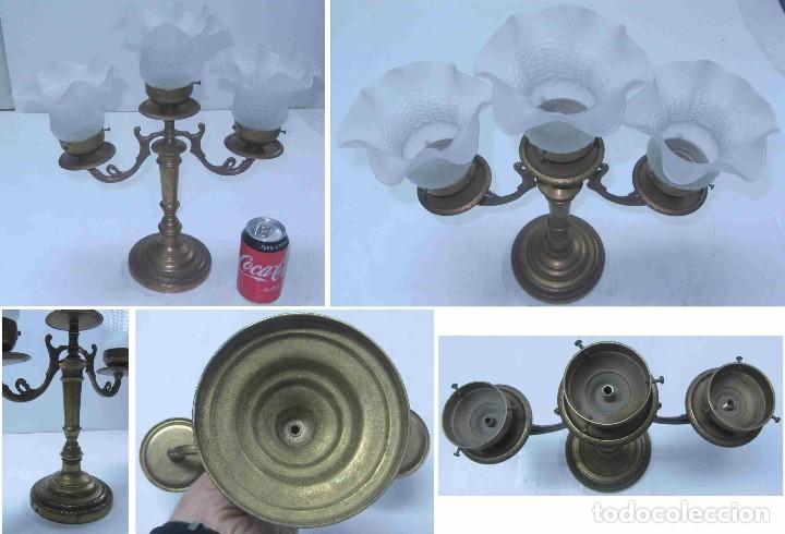 Antig&uuml;edades: Candelabro bronce de 3 brazos con tulipas. - Foto 1