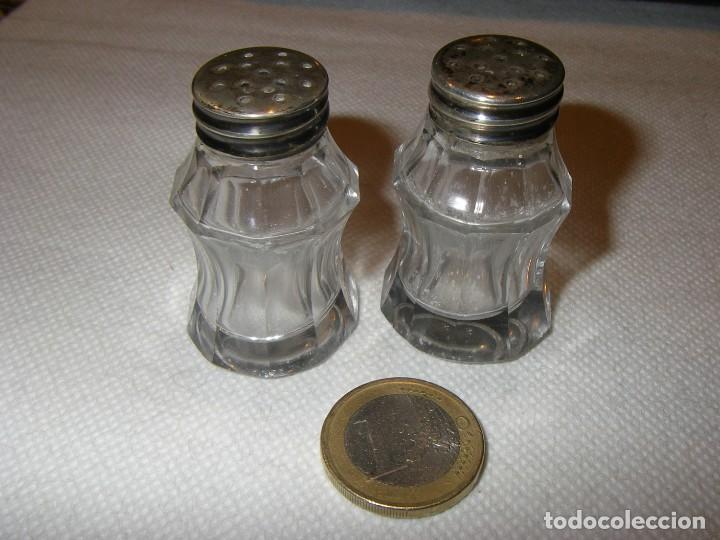 Antiquit&eacute;s: Pareja de especieros, salero y pimentero, de vidrio tallado y tap&oacute;n de plata, 4,5 x 3 cm.
