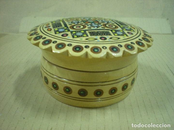 Antig&uuml;edades: TARRO DE MADERA CON DAMASQUINADO D 11CM - Foto 2