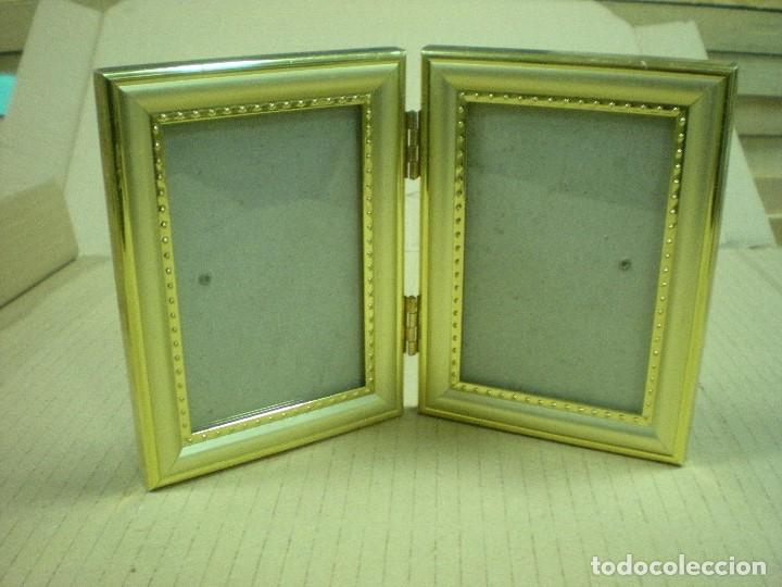 Antiquit&eacute;s: PORTARETRATO DOBLE DE METAL DORADO CON CRISTAL