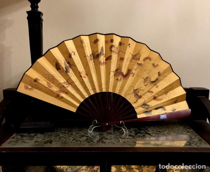 Antig&uuml;edades: GRAN ABANICO EN MADERA DE BAMB&Uacute; Y SEDA PINTADA A MANO. - Foto 1
