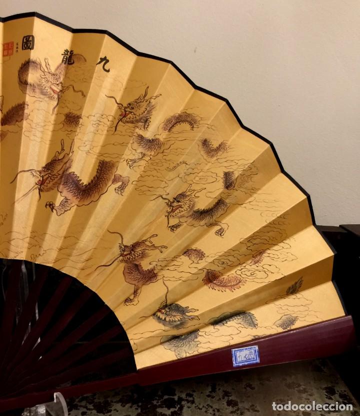 Antig&uuml;edades: GRAN ABANICO EN MADERA DE BAMB&Uacute; Y SEDA PINTADA A MANO. - Foto 4