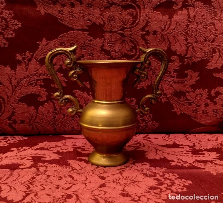 Antig&uuml;edades: ANTIGUO JARR&Oacute;N - FLORERO DE BRONCE. - Foto 1