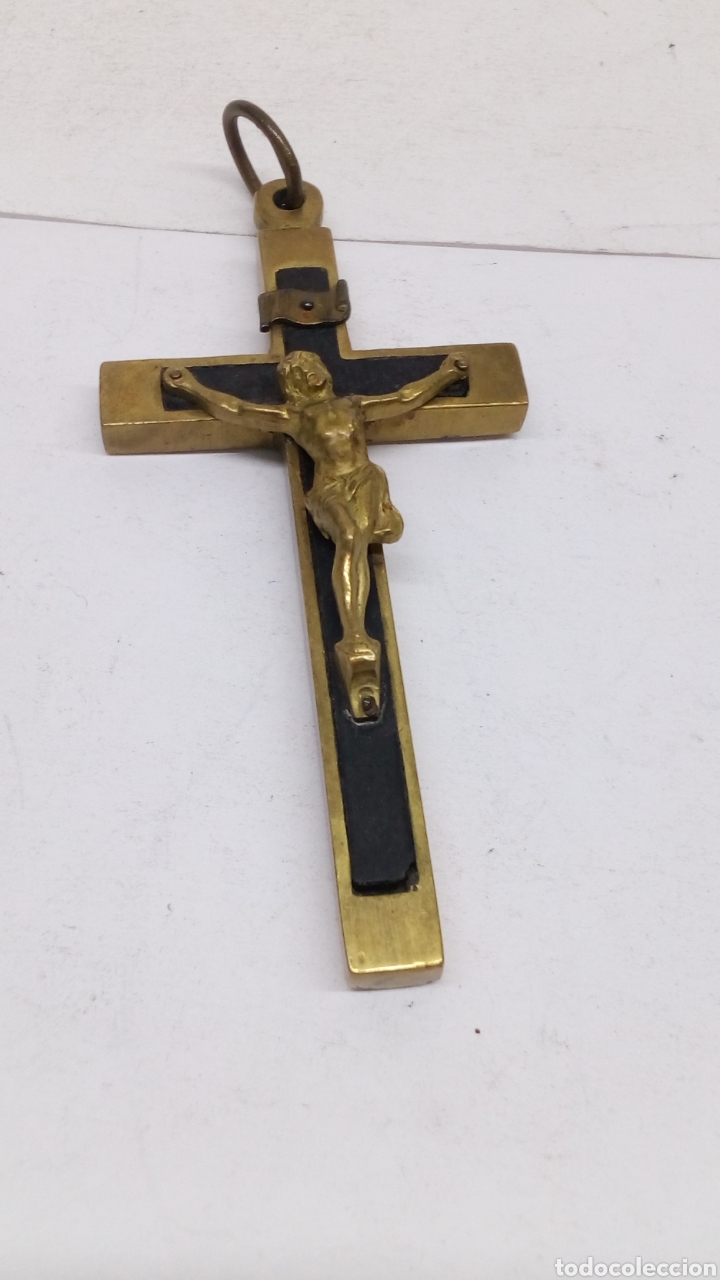 Antig&uuml;edades: Cruz de laton y madera - Foto 1