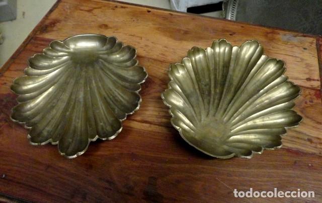 Antig&uuml;edades: Pareja de recipientes de bronce con forma de concha - Foto 1
