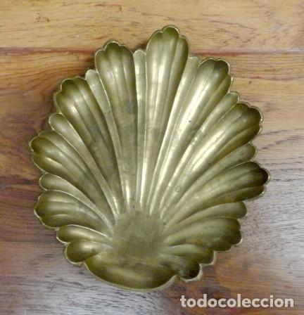 Antig&uuml;edades: Pareja de recipientes de bronce con forma de concha - Foto 2