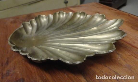 Antig&uuml;edades: Pareja de recipientes de bronce con forma de concha - Foto 3
