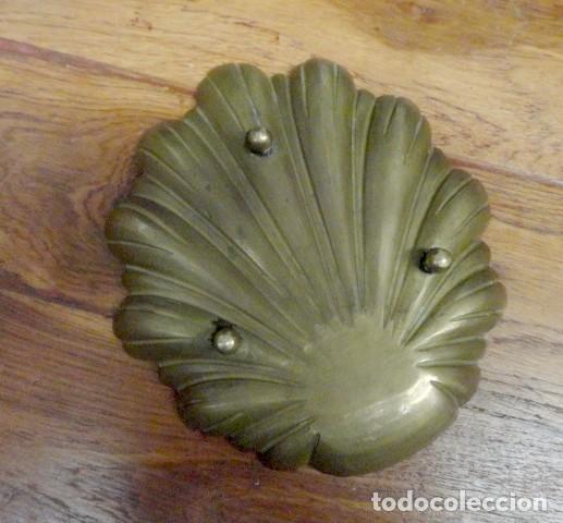 Antig&uuml;edades: Pareja de recipientes de bronce con forma de concha - Foto 4
