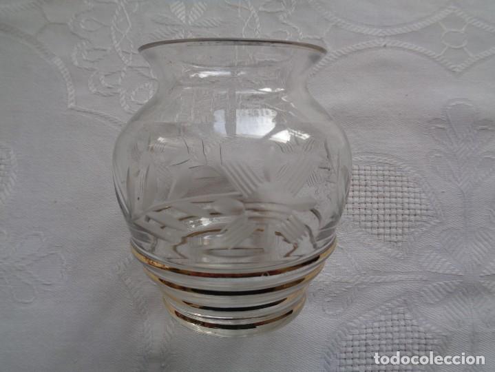 Antig&uuml;edades: ANTIGUO PEQUE&Ntilde;O JARR&Oacute;N DE CRISTAL TALLADO Y DORADO. 8,5 X 7 Cm.