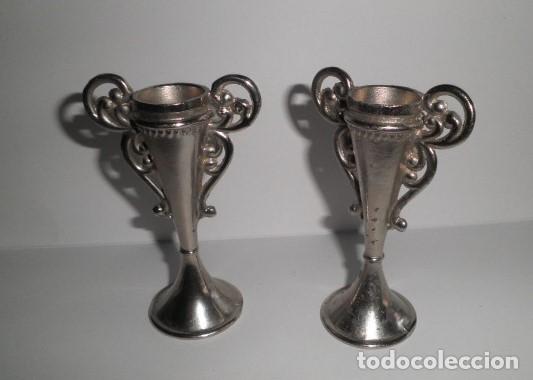 Antig&uuml;edades: JARRONES (DOS) EN METAL PLATEADO - Foto 1