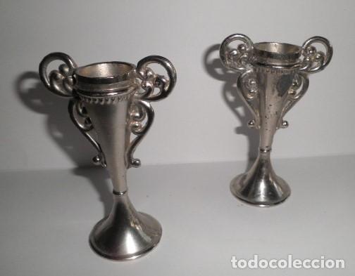 Antig&uuml;edades: JARRONES (DOS) EN METAL PLATEADO - Foto 2