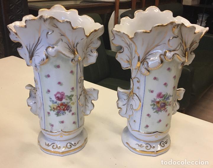 Antig&uuml;edades: Pareja de jarrones de porcelana - Foto 1