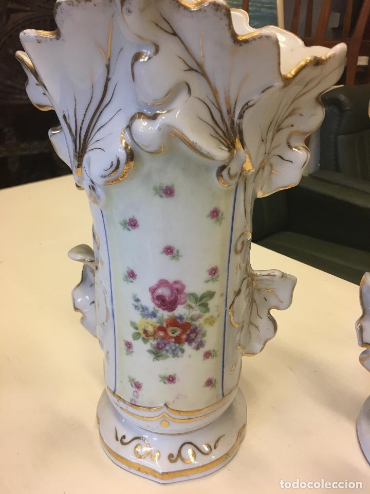 Antig&uuml;edades: Pareja de jarrones de porcelana - Foto 2