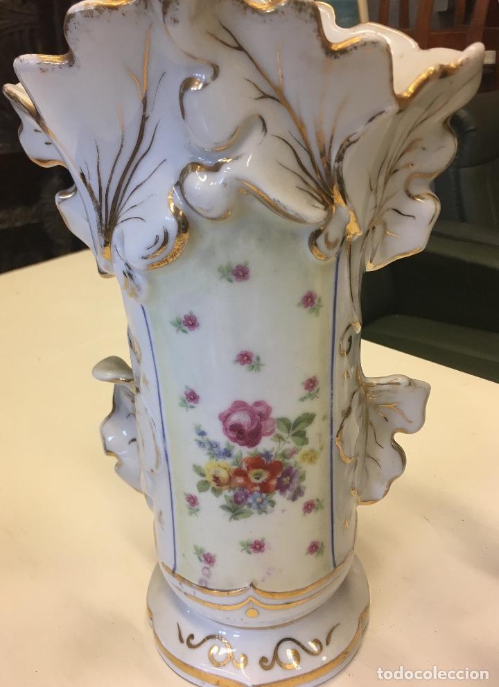 Antig&uuml;edades: Pareja de jarrones de porcelana - Foto 3