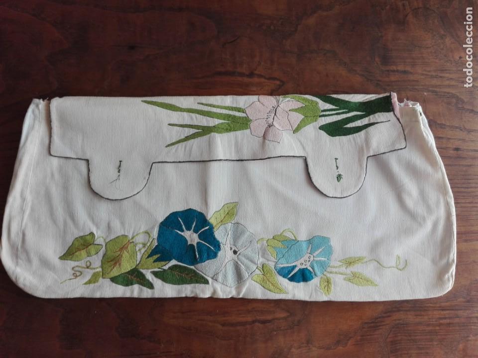 Antig&uuml;edades: Bolsa bordada para labores - Foto 1
