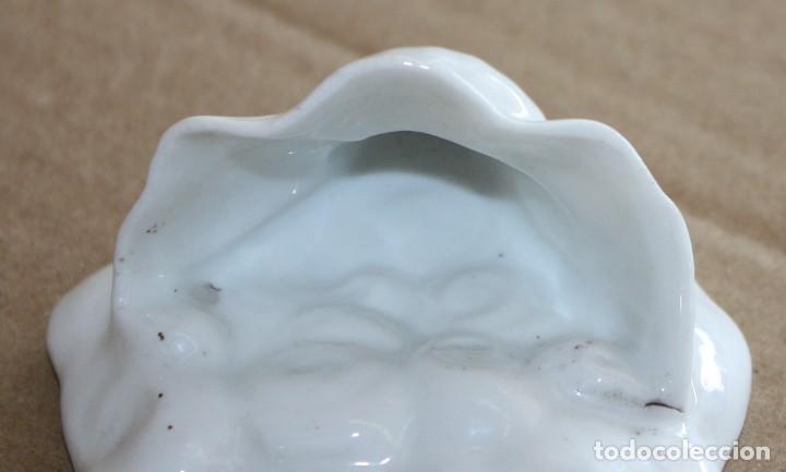 Antig&uuml;edades: BENDITERA DE PORCELANA-VIRGEN. - Foto 8