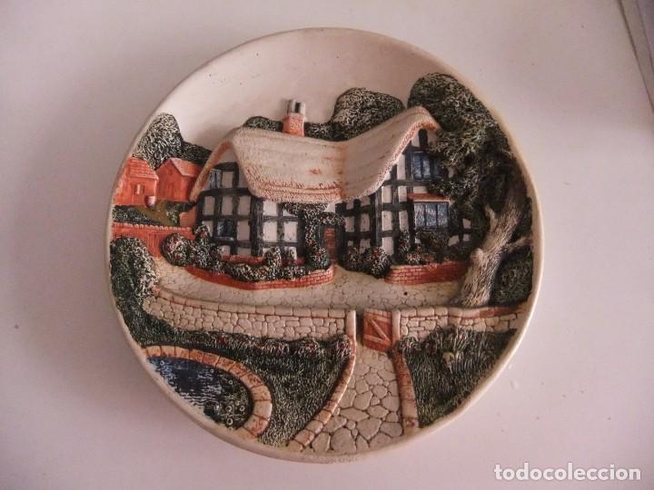 Antig&uuml;edades: plato de colgar en relieve - Foto 1