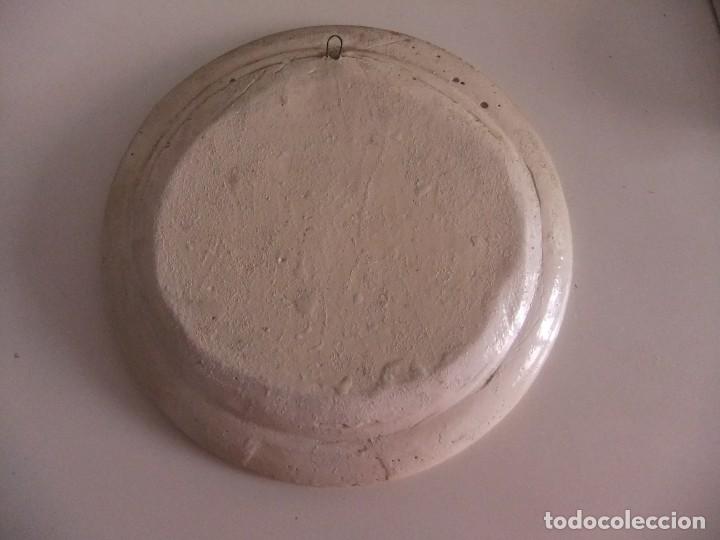 Antig&uuml;edades: plato de colgar en relieve - Foto 2