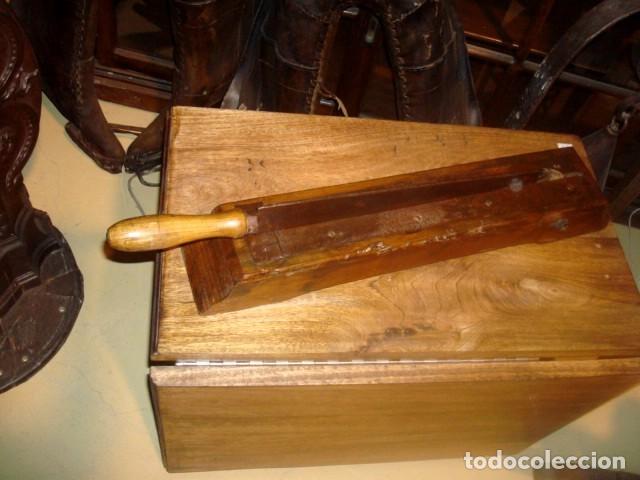 Antig&uuml;edades: Cortadora de bacalao antigua - Foto 3