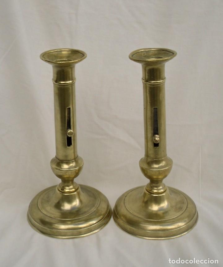 Antig&uuml;edades: pareja de candelabros antiguos - Foto 1
