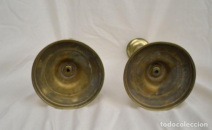 Antig&uuml;edades: pareja de candelabros antiguos - Foto 2