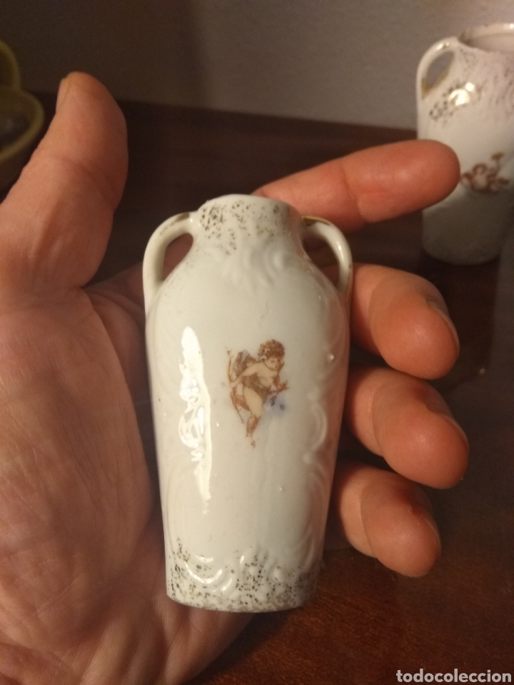 Antig&uuml;edades: Dos jarroncitos miniatura. Angelitos. 9 cms - Foto 3