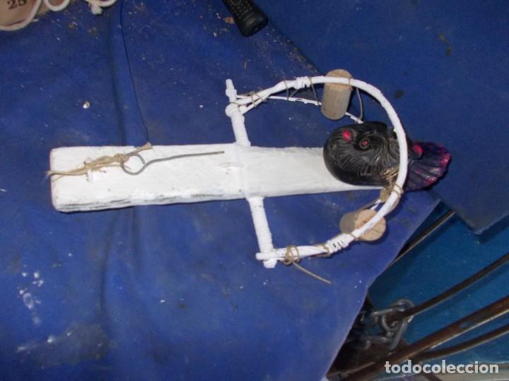 Antig&uuml;edades: pajaro de piedra negro en trampa blanca